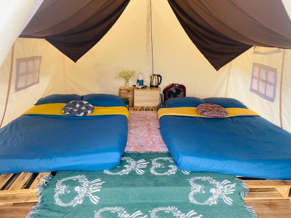 - une chambre avec 2 lits dans une tente dans l'établissement Ma Lá Glamping Đà Lạt, à Đà Lạt