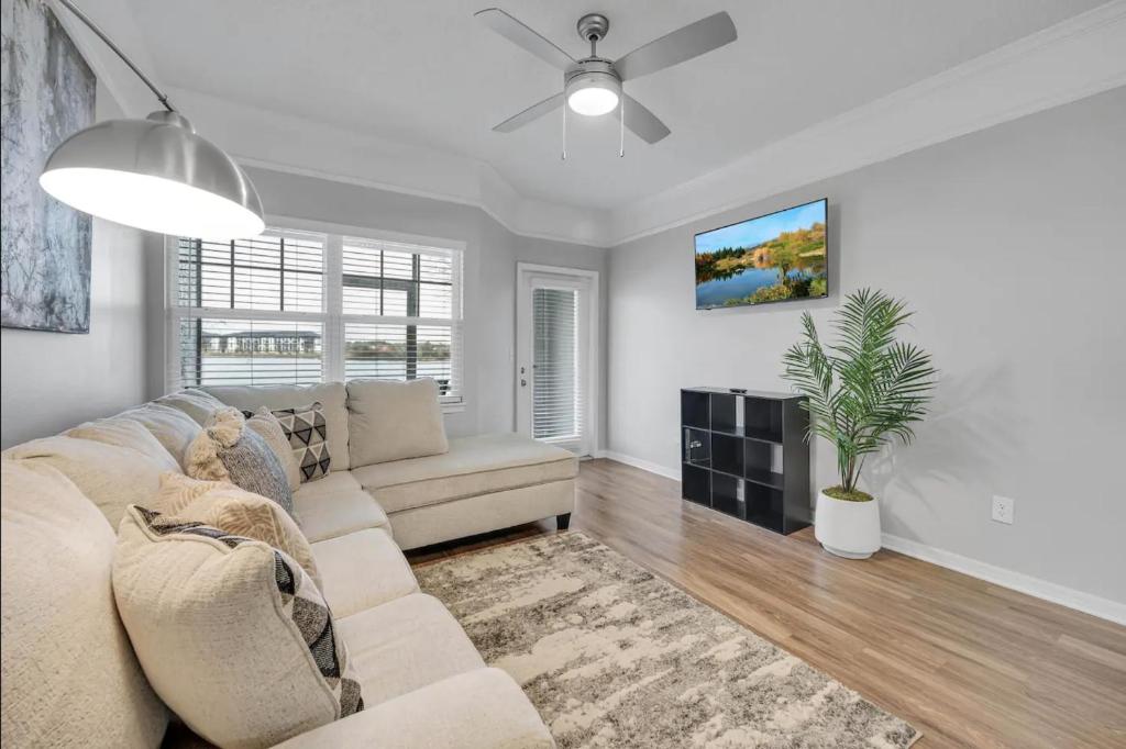 Apartment Waterfront Retreat with Lake View & Gym, Near The St Johns