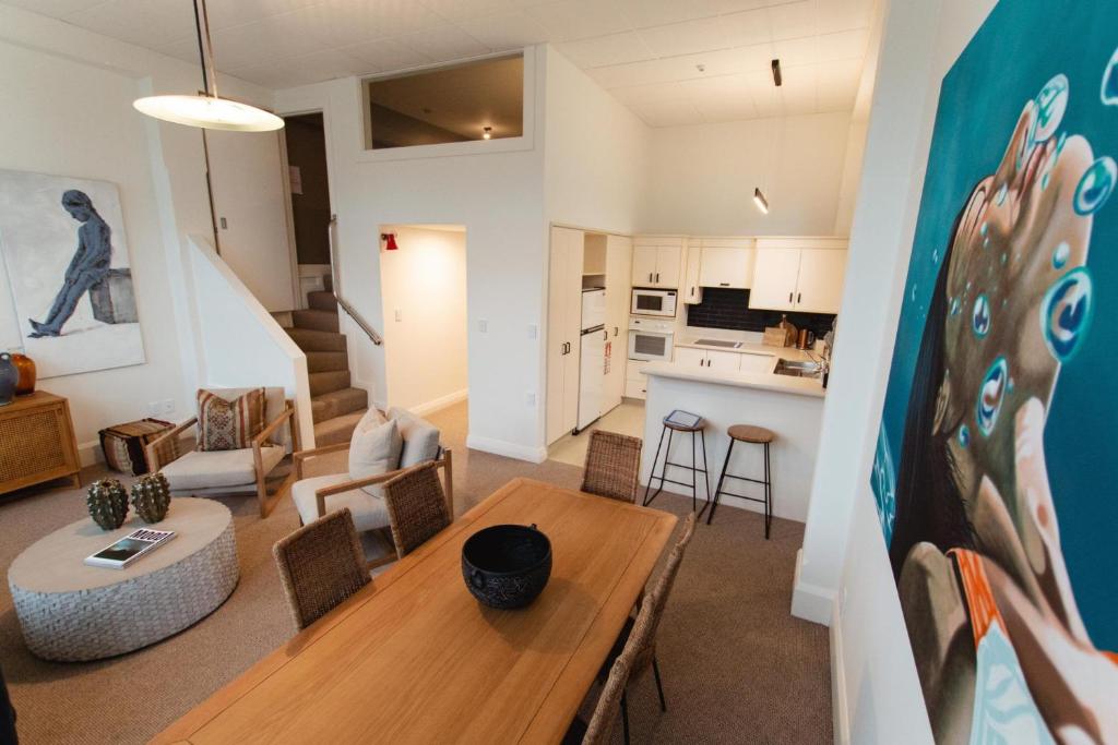 ein Wohnzimmer mit einem Esstisch und einer Küche in der Unterkunft Stay Central The Loft in New Plymouth