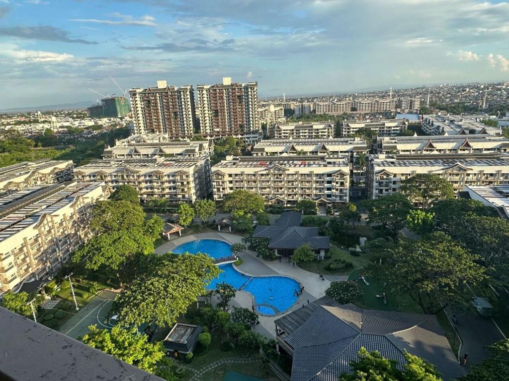 una vista aerea di una città con edifici di Condo in Taguig, 2br condo, Acacia Estates, BGC, a Manila
