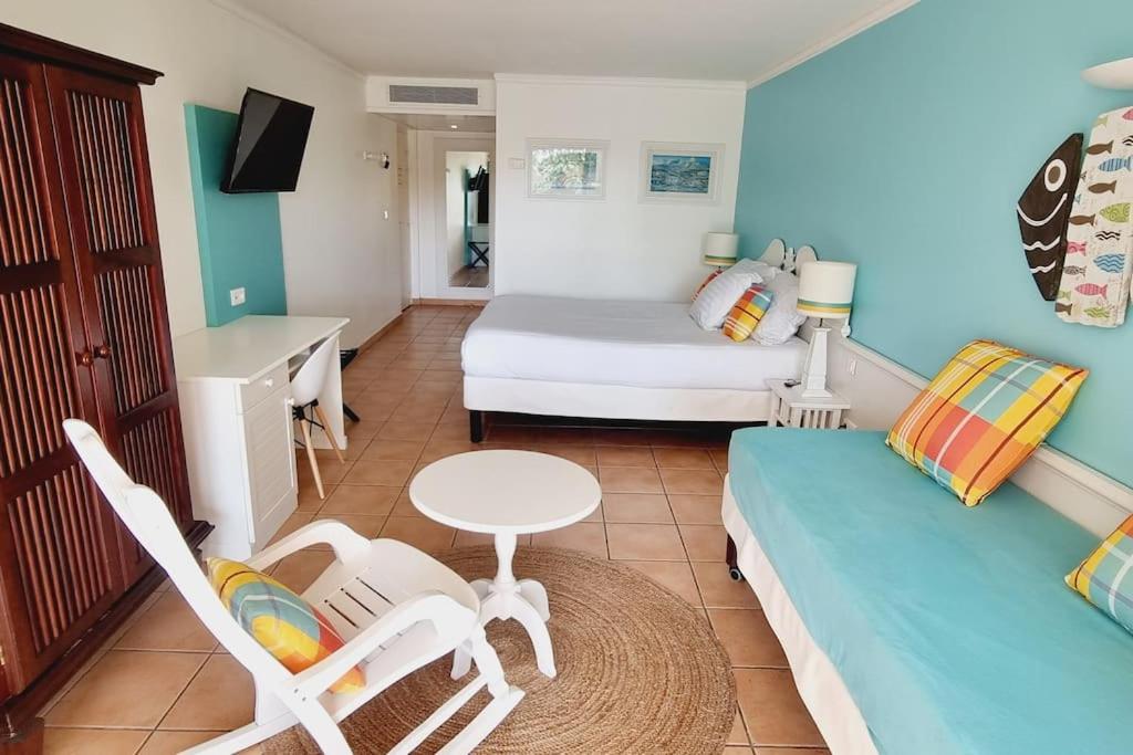 uma sala de estar com uma cama, uma mesa e cadeiras em App Premium Tobago - Domaine P&V em Sainte-Luce