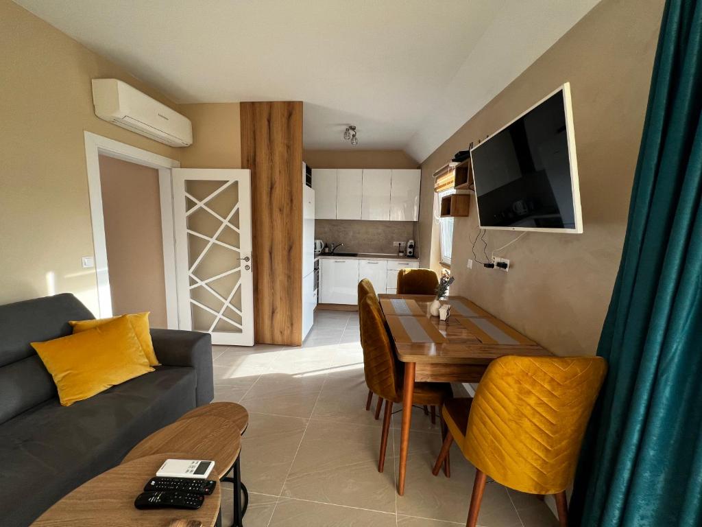 - un salon avec un canapé et une table dans l'établissement Varna downtown apartment, à Varna