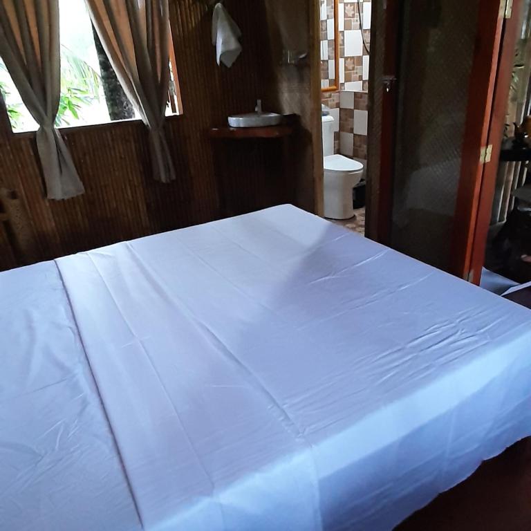 Postel nebo postele na pokoji v ubytování Dumaguete Oasis Treehouse, near airport and mall