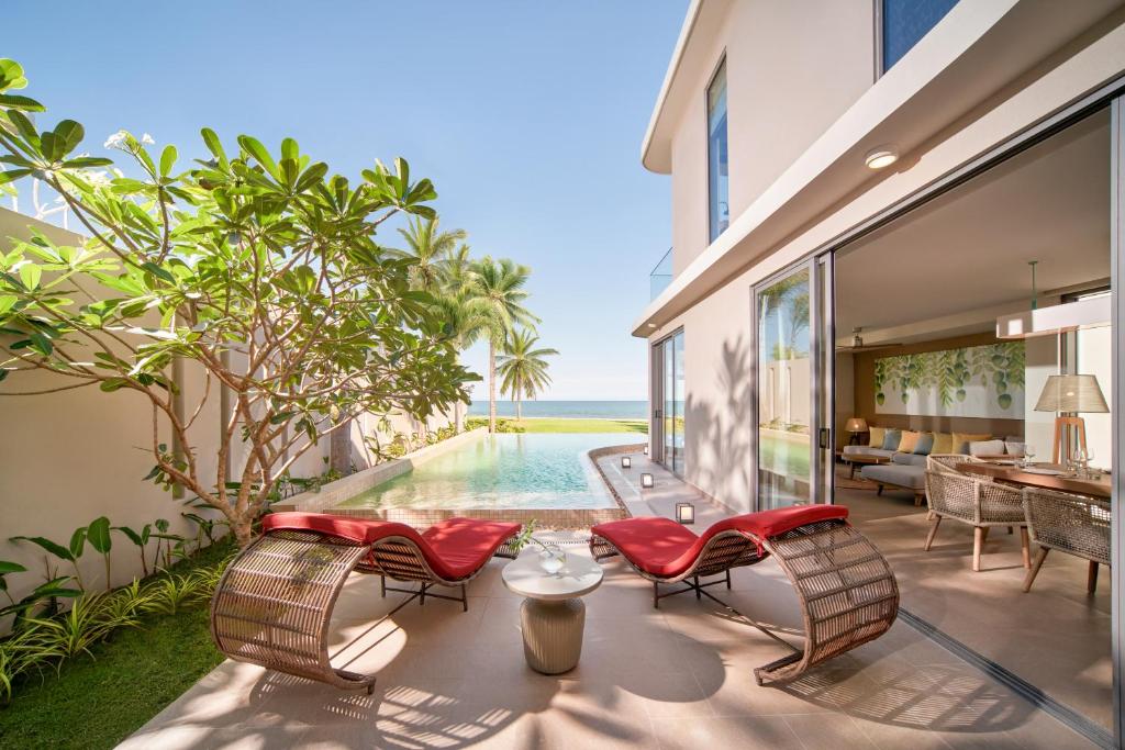 1 Bedroom Oceanfront Pool Villa