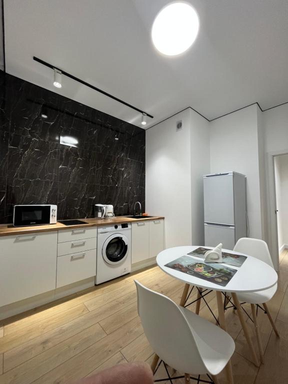 アスタナにあるRAISSON APARTHOTEL Sat CITY 145のキッチン(白いテーブル、白い椅子付)