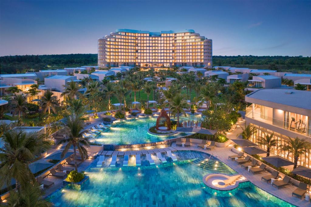 eine Luftansicht auf den Pool im Resort in der Unterkunft IXORA Ho Tram By Fusion in Hồ Tràm