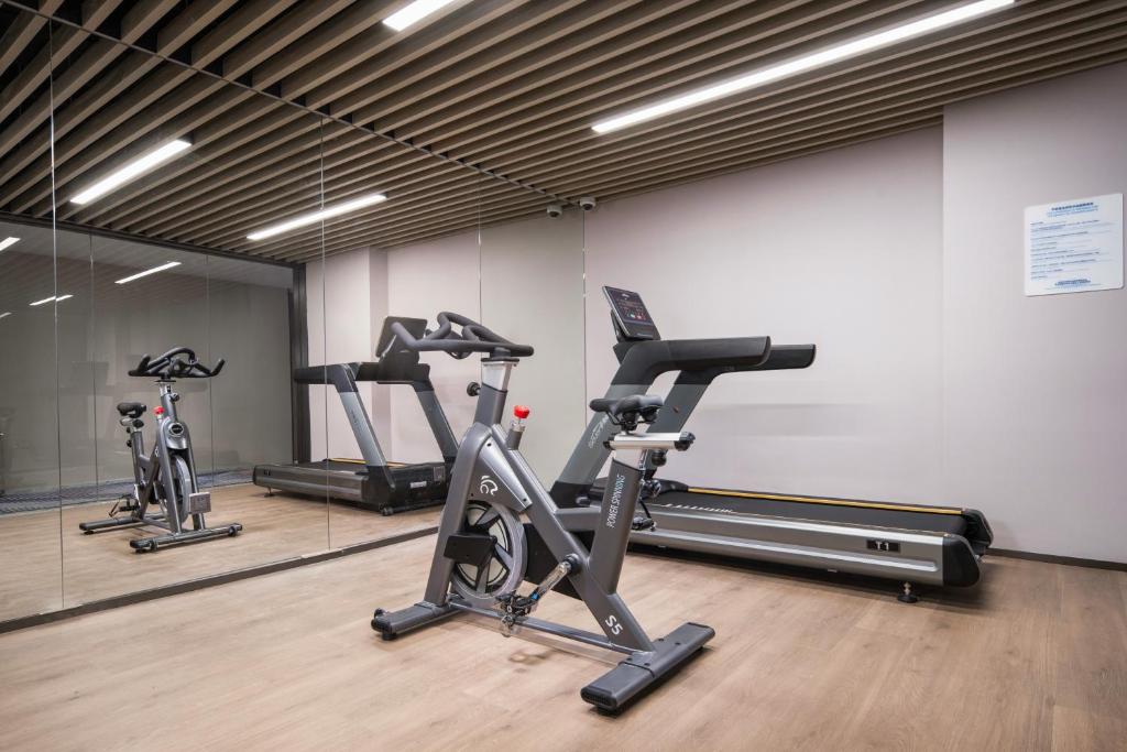 Fitness centrum a/nebo fitness zařízení v ubytování Holiday Inn Express Shanghai Hongqiao Linkong by IHG