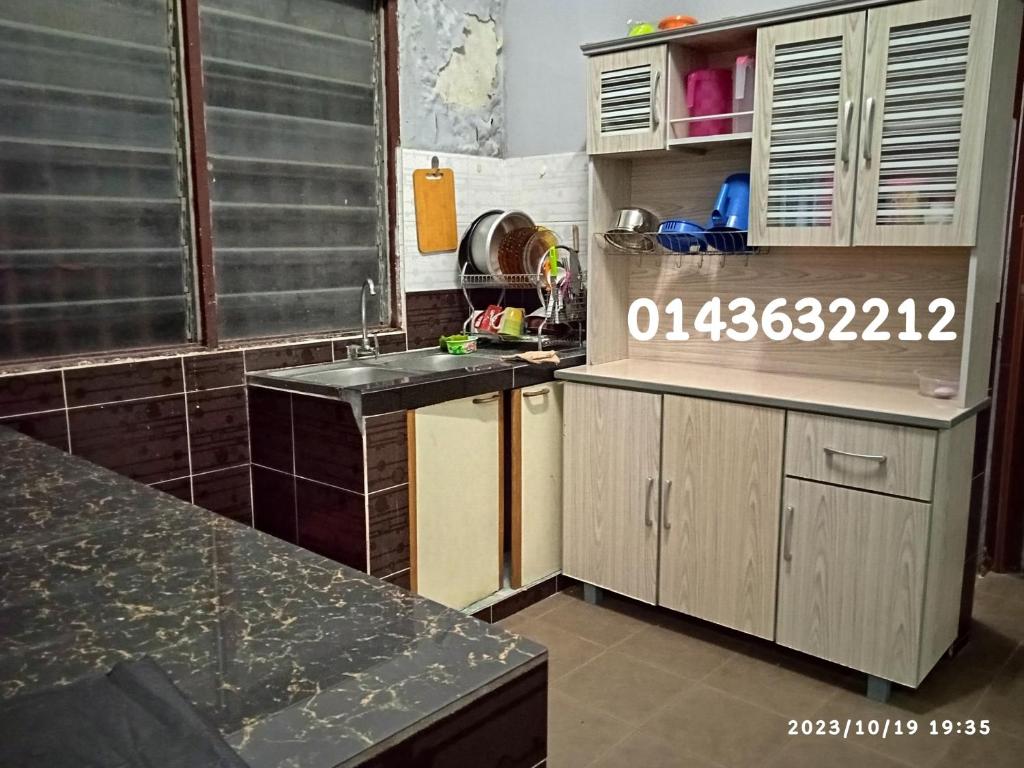 Kuchyň nebo kuchyňský kout v ubytování Ekaira homestay