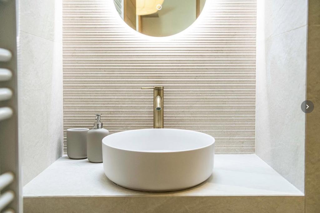 une salle de bain avec un lavabo blanc et un miroir dans l'établissement Appartement Cannes studio - 2LN, à Cannes