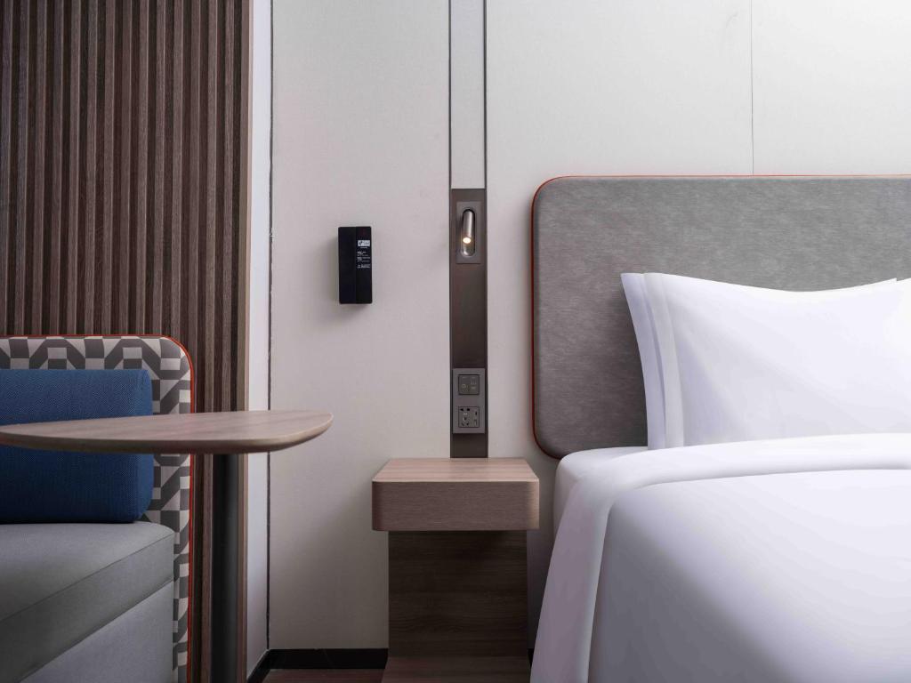 Postel nebo postele na pokoji v ubytování Holiday Inn Express Shanghai Hongqiao Linkong by IHG