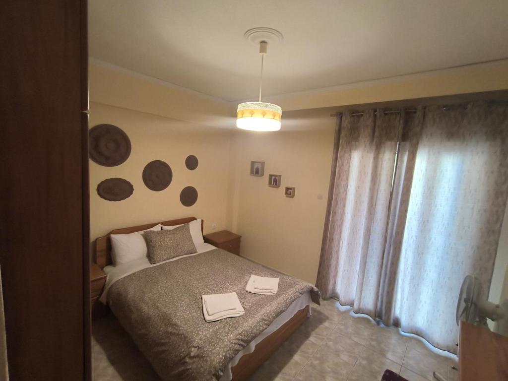 um quarto com uma cama com duas toalhas em Vaso holidays em Alexandroúpolis