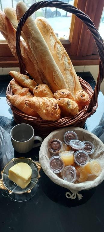 a basket of bread and a basket of butter and cheese at Villa Maison de campagne 04 Vacheres Luberon 3 chambres 8 personnes in Vachères