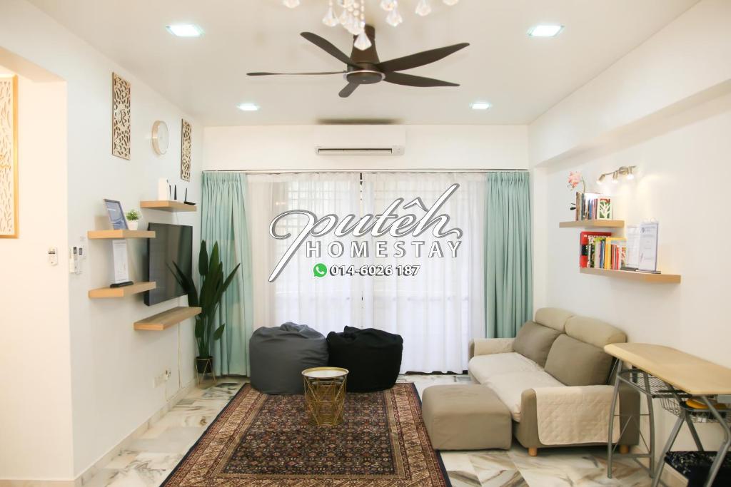 ein Wohnzimmer mit einem Sofa und einem Schild, das einen reinen Aufenthalt liest in der Unterkunft Puteh Homestay in Shah Alam