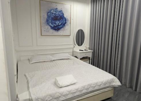 a white bedroom with a bed and a mirror at Rose Hotel - 13 Hẻm 12 Cù Lao, Q. Phú Nhuận - by Bayhostel in Ho Chi Minh City