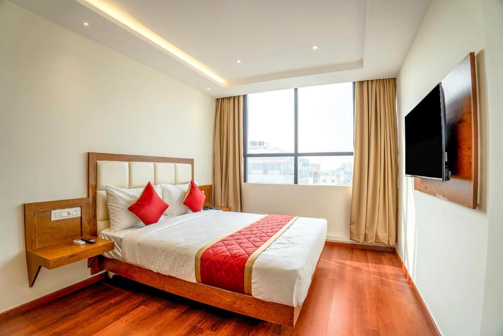 Un pat sau paturi într-o cameră la FabHotel Phoenix Horamavu