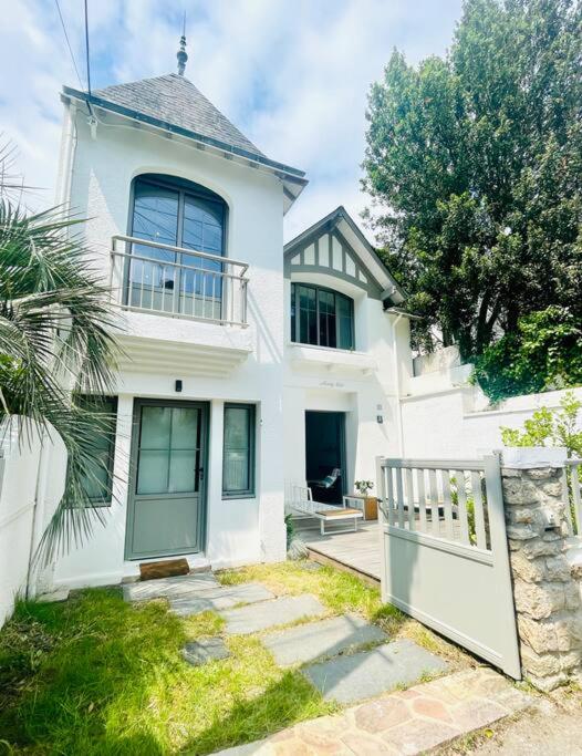 une maison blanche avec une porte en face dans l'établissement Villa Mary-Alex La Baule, à La Baule