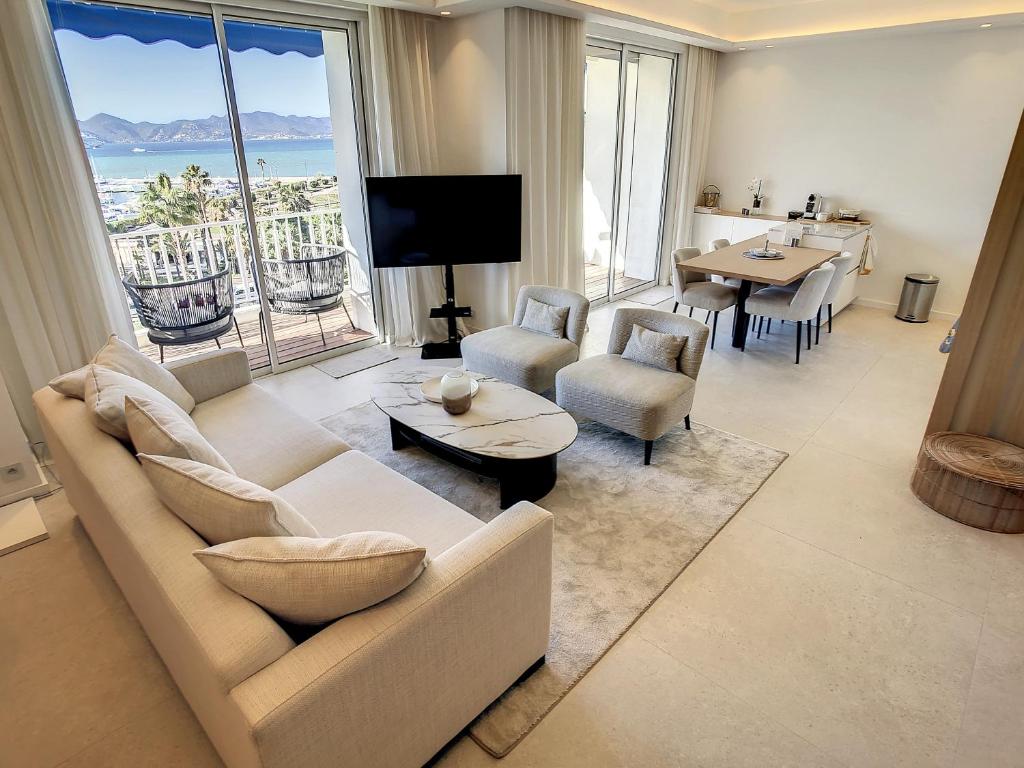 un salon avec un canapé, des chaises et une télévision dans l'établissement Luxury Amazing 3 bedrooms, 3 bathrooms on the Croisette 408, à Cannes