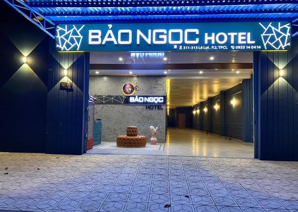 um edifício com hotel aba nocoke com uma placa em Bảo Ngọc Hotel em Cao Lãnh