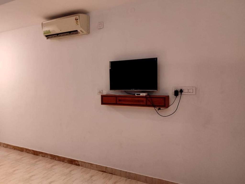 TV de pantalla plana en la pared en i-Jas Rock N View, en Meenangadi