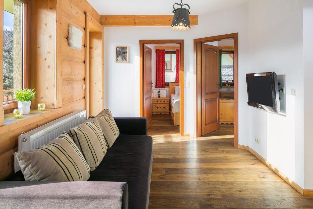 salon z kanapą i telewizorem w obiekcie Rent like home - Ciągłówka w Zakopanem