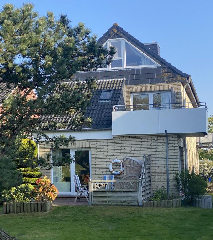 a house with a porch and a balcony at Fievfoten EG in Borkum