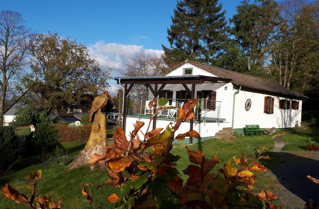 una casa blanca con cenador en un patio en Vedder's Berghütte, en Herscheid