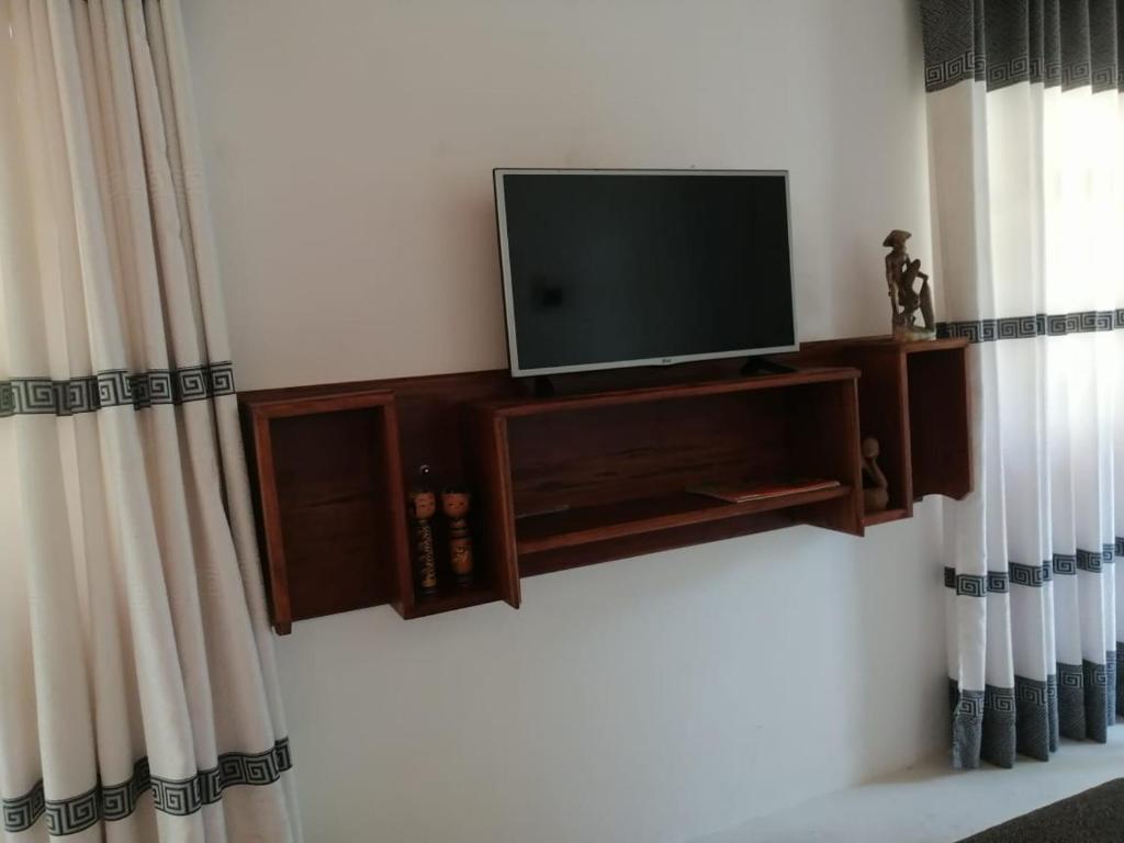 TV a/nebo společenská místnost v ubytování Jennifer's Villa