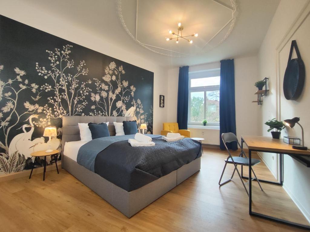 1 dormitorio con 1 cama grande y escritorio en BohnApartments Stauffenberg City - gratis Parkplatz - 2 Badezimmer - 3 Schlafzimmer - WLAN, en Erfurt