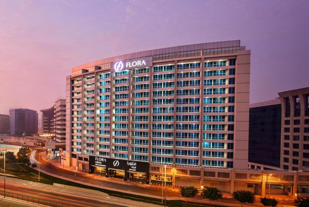 un edificio con un cartello sul lato di Flora Creek Deluxe Hotel Apartments, Deira a Dubai