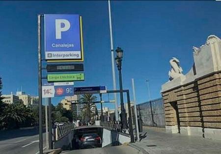 a car driving on a bridge with a parking sign at Hotel de Francia y París in Cádiz