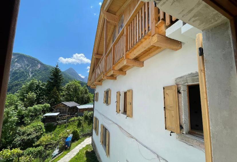 een gebouw met een balkon met uitzicht op een berg bij The Wooden House in Valle di Cadore