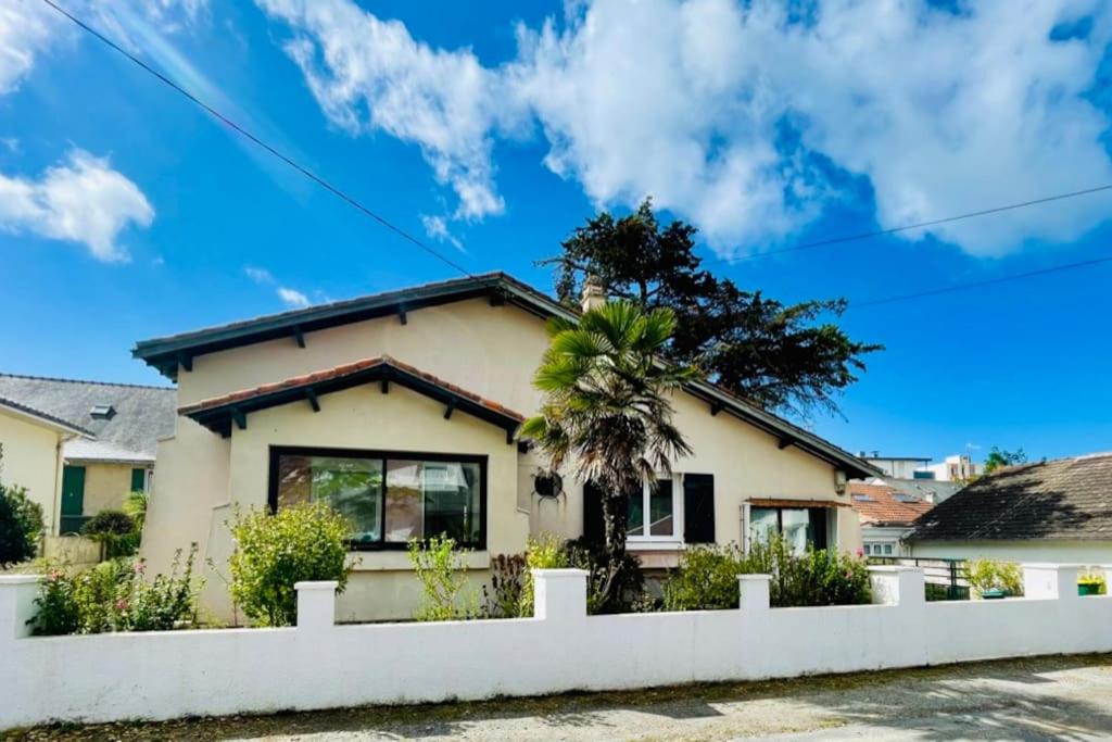 une maison avec un palmier devant dans l'établissement Villa Dream Fort à La Baule, à La Baule
