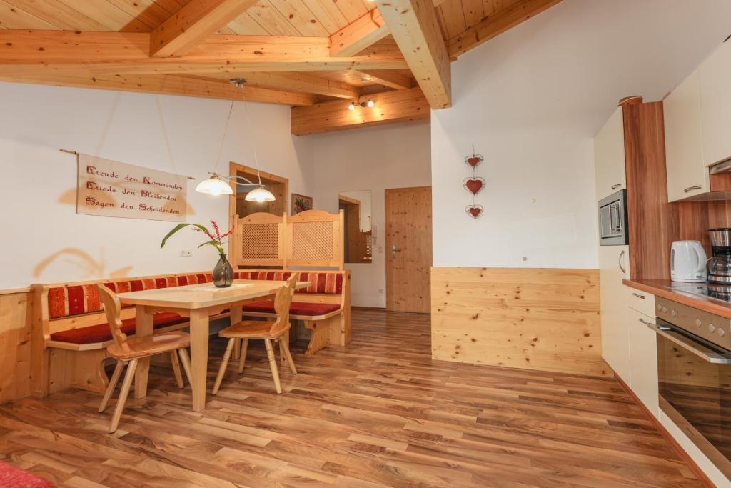 eine Küche und ein Esszimmer mit einem Tisch und Stühlen in der Unterkunft Gästehaus Sieder by Schladming-Appartements in Schladming