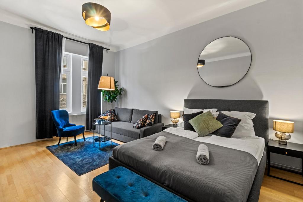 um quarto com uma cama grande e um espelho em Stylish Apartment, 4 min to U3 Zipperer Straße em Viena