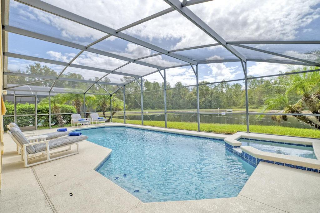 Πισίνα στο ή κοντά στο Sunny lake view villa with pool spa - close to attractions