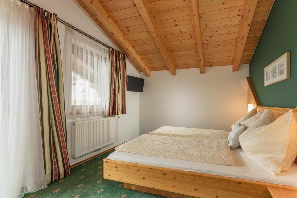 Postel nebo postele na pokoji v ubytování Gästehaus Sieder by Schladming-Appartements