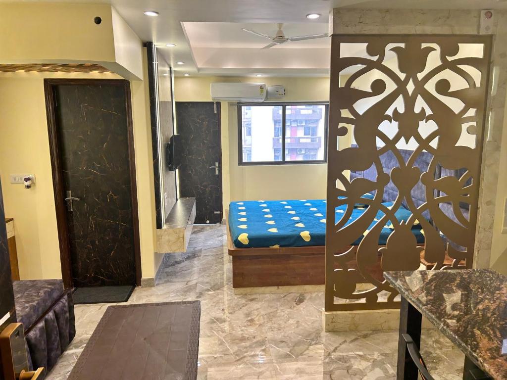 Zimmer mit einer Tür mit einer Bank in der Unterkunft Tripur Sundari Nilaya in Vrindāvan