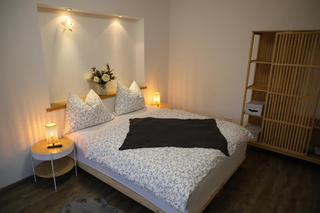 una camera da letto con un letto con un cuscino nero di Ferienwohnung Waldfrieden ad Absam