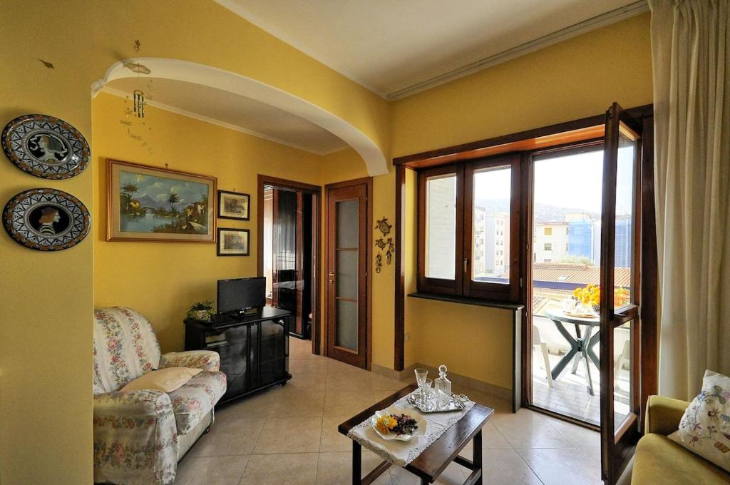 sala de estar con sofá y mesa en Casa Margherita, en Sorrento