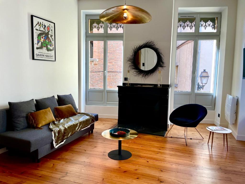 un salon avec un canapé et un miroir dans l'établissement Merveilleux T2 de Standing à 90m de la Garonne, à Toulouse