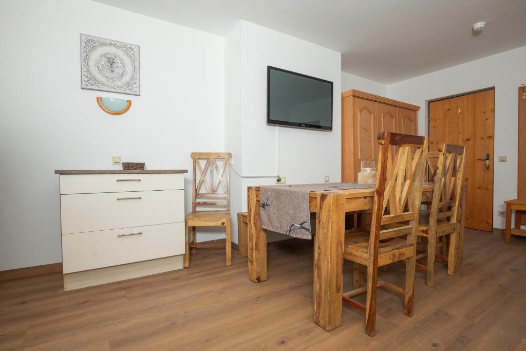 TV a/nebo společenská místnost v ubytování Appartements Alpengarten