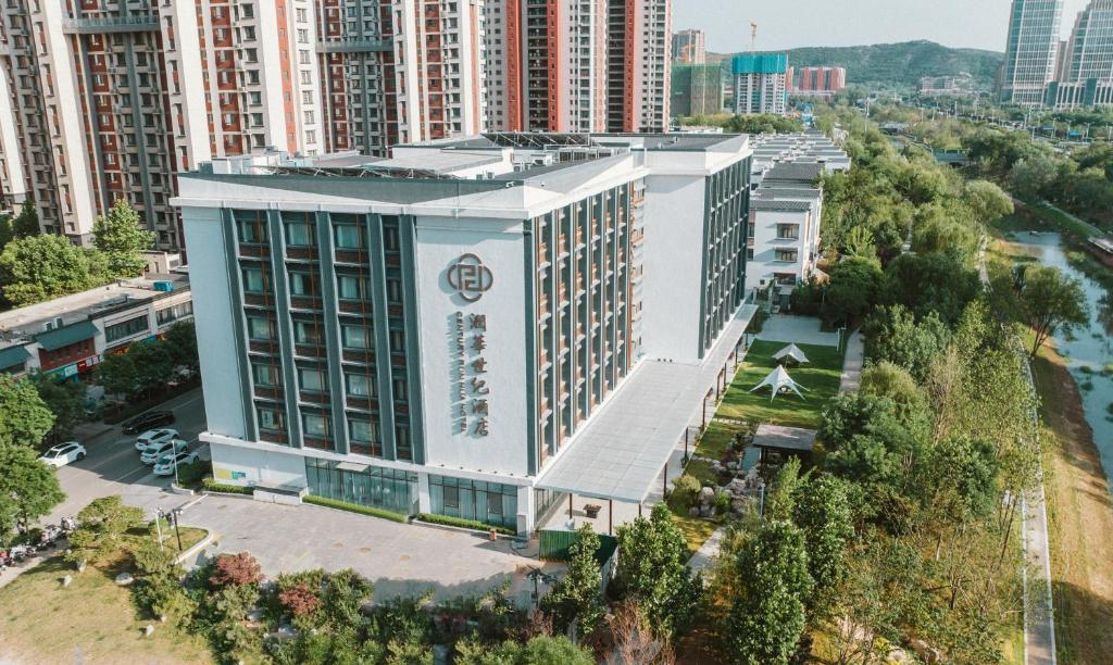 una vista aerea di un edificio in una città di Century Runhua Hotel a Jinan