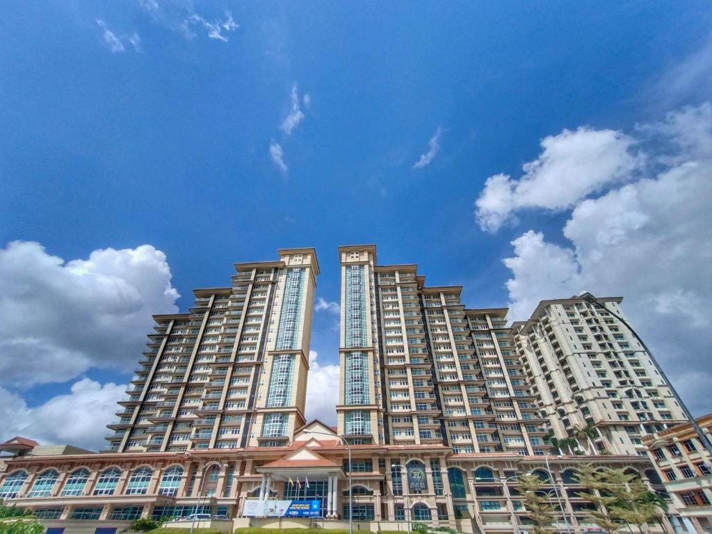 een groot gebouw met een blauwe lucht op de achtergrond bij Let's Go Homestay in Kuching