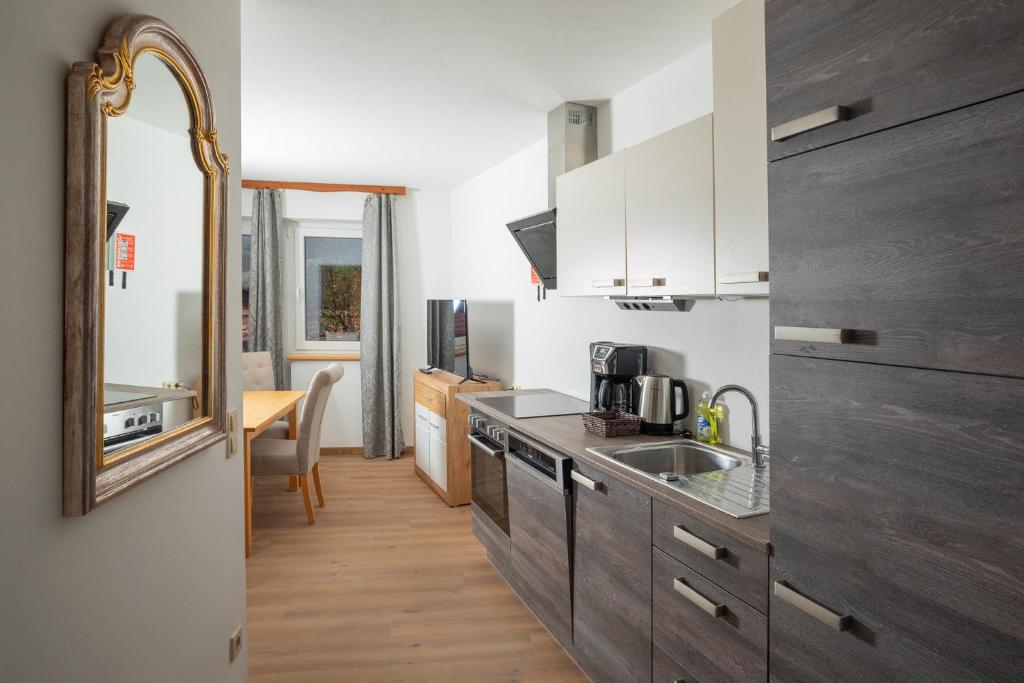 Kuchyň nebo kuchyňský kout v ubytování Appartements Alpengarten