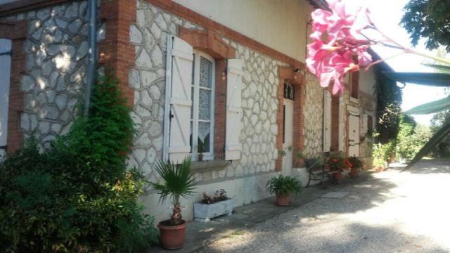 une maison en pierre avec des plantes en pot devant elle dans l'établissement Gîte les Marronniers, à Villemade