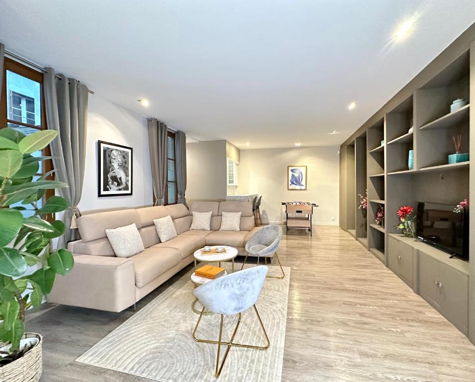 ein Wohnzimmer mit einem Sofa und einem Tisch in der Unterkunft 5492 - Luxury flat in Paris Olympic Games 2024 in Paris