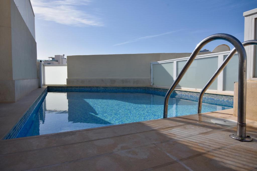 una piscina en la parte superior de un edificio en Blubay Apartments by ST Hotels, en Il-Gżira