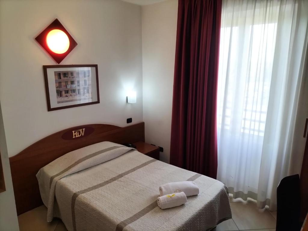 A bed or beds in a room at Hotel Della Volta