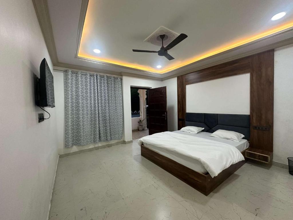 เตียงในห้องที่ Rajasthan Haveli
