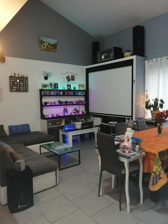 TV a/nebo společenská místnost v ubytování Christophe